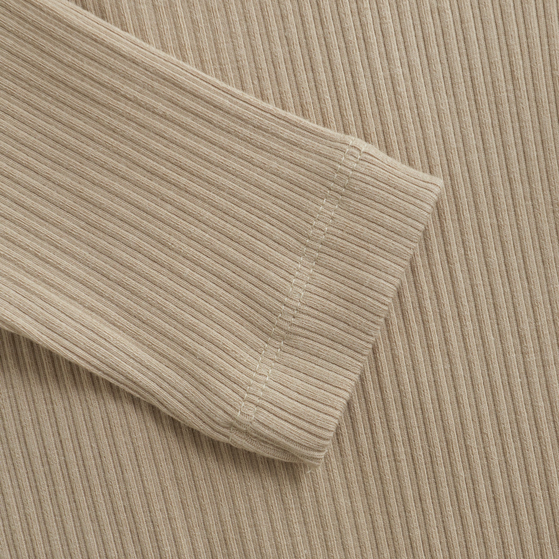 Beschreibung

Süßer einfarbiger Ripp-Bodysuit von HUTTEliHUT. Der Bodysuit hat lange Ärmel und wird mit Druckknöpfen an der Schulter und zwischen den Beinen geschlossen. Hergestellt aus einer unglaublich weichen Qualität.