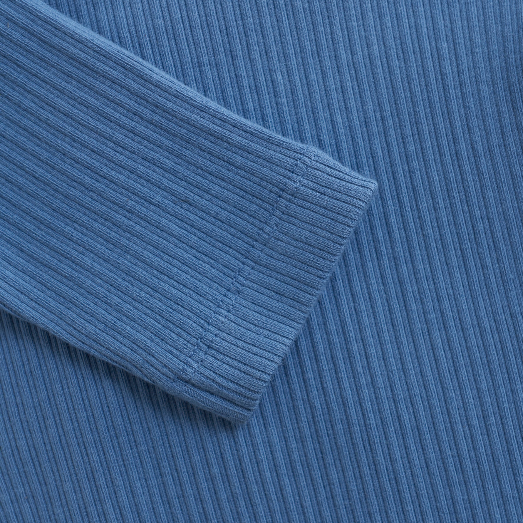 Beschreibung

Süßer einfarbiger Ripp-Body von HUTTEliHUT. Der Body hat lange Ärmel und wird mit Druckknöpfen an der Schulter und zwischen den Beinen geschlossen. Hergestellt aus einer unglaublich weichen Qualität. Dieses Produkt enthält TENCEL™ Fasern.