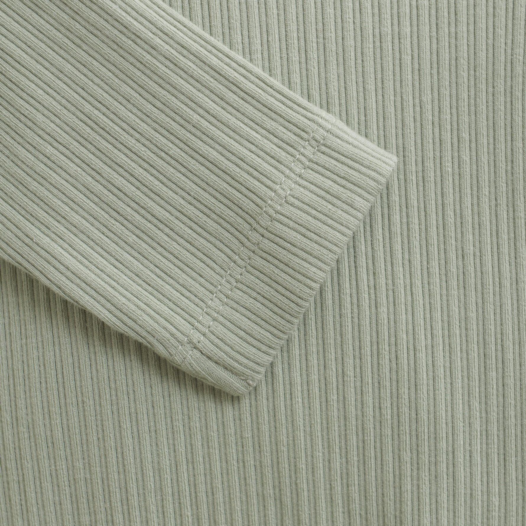 Der Rib Body von HUTTELIHUT bietet angenehmen Tragekomfort und eine flexible Passform für den ganzen Tag.