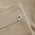 Die beige Rippstrick-Hose von HUTTELIHUT besticht durch ihre edle Optik und erstklassige Verarbeitung.