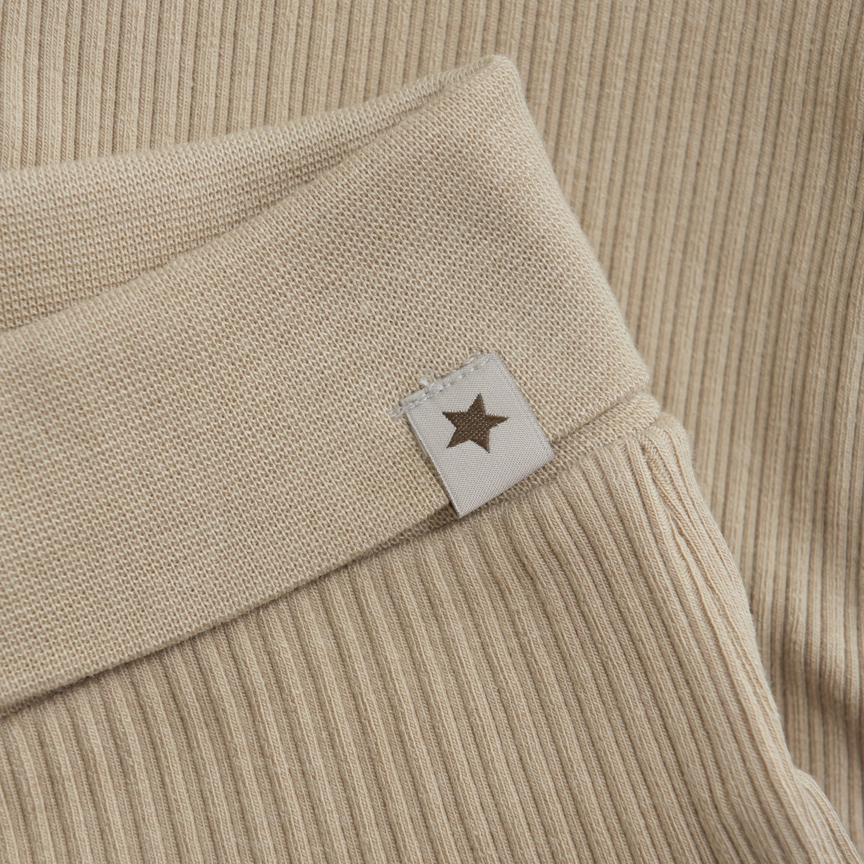 Die beige Rippstrick-Hose von HUTTELIHUT besticht durch ihre edle Optik und erstklassige Verarbeitung.