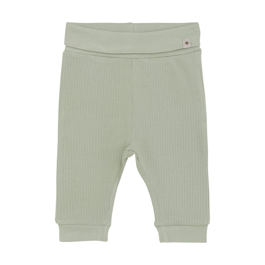 Die Rib Pants von HUTTELIHUT bieten eine hochwertige Verarbeitung und ein modernes Design, das Komfort und Stil vereint.