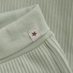 Die Rib Pants von HUTTELIHUT bieten eine hochwertige Verarbeitung und ein modernes Design, das Komfort und Stil vereint.