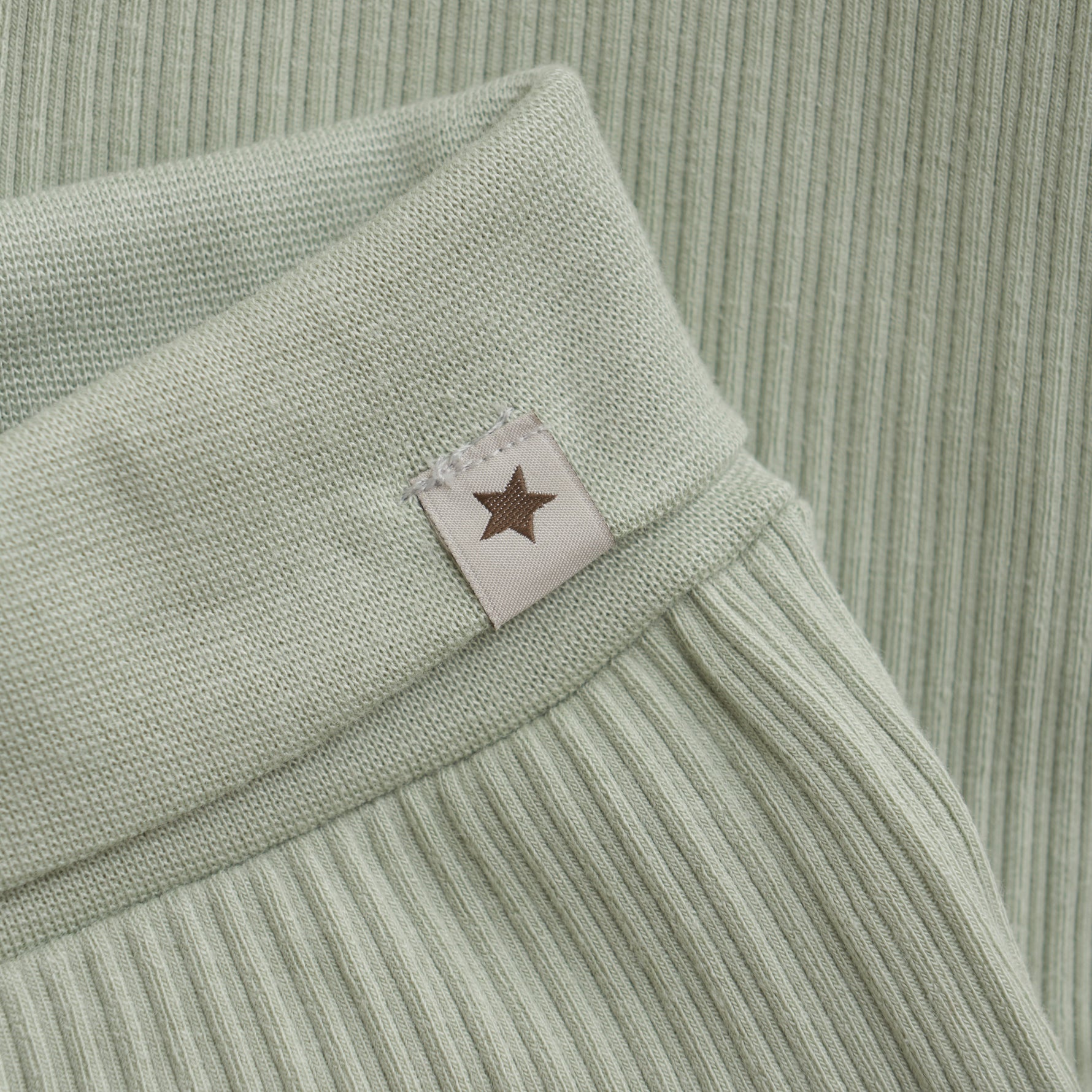 Die Rib Pants von HUTTELIHUT bieten eine hochwertige Verarbeitung und ein modernes Design, das Komfort und Stil vereint.