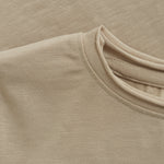 Dieses beige einfarbige Kurzarmshirt von Huttelihut überzeugt durch schlichte Eleganz und hohen Tragekomfort. Perfekt für den Alltag, lässt es sich vielseitig kombinieren und sorgt für einen gepflegten Look