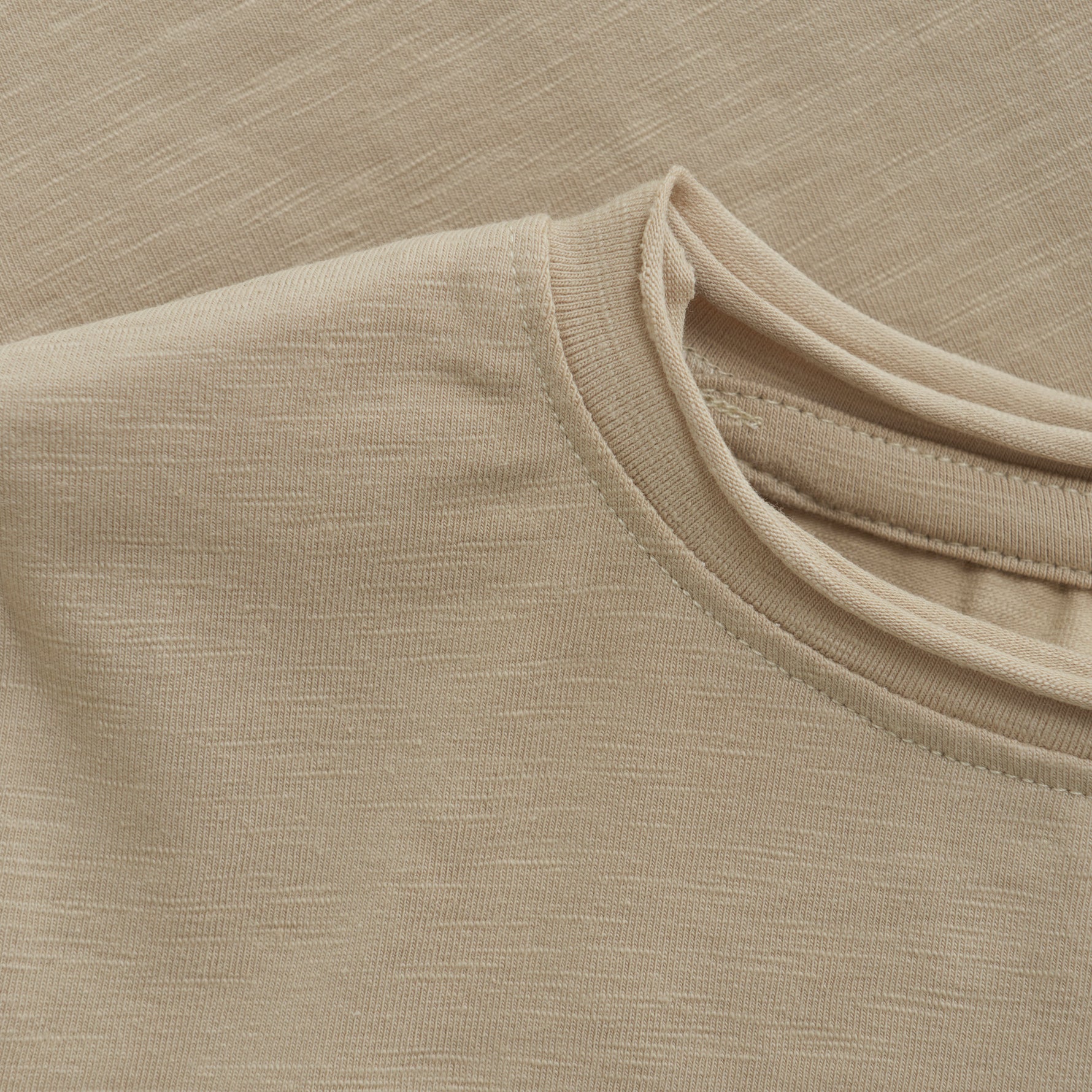 Dieses beige einfarbige Kurzarmshirt von Huttelihut überzeugt durch schlichte Eleganz und hohen Tragekomfort. Perfekt für den Alltag, lässt es sich vielseitig kombinieren und sorgt für einen gepflegten Look