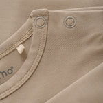 Dieser schlichte Body in Beige von MINYMO überzeugt durch sein zeitloses Design und hochwertige Verarbeitung.