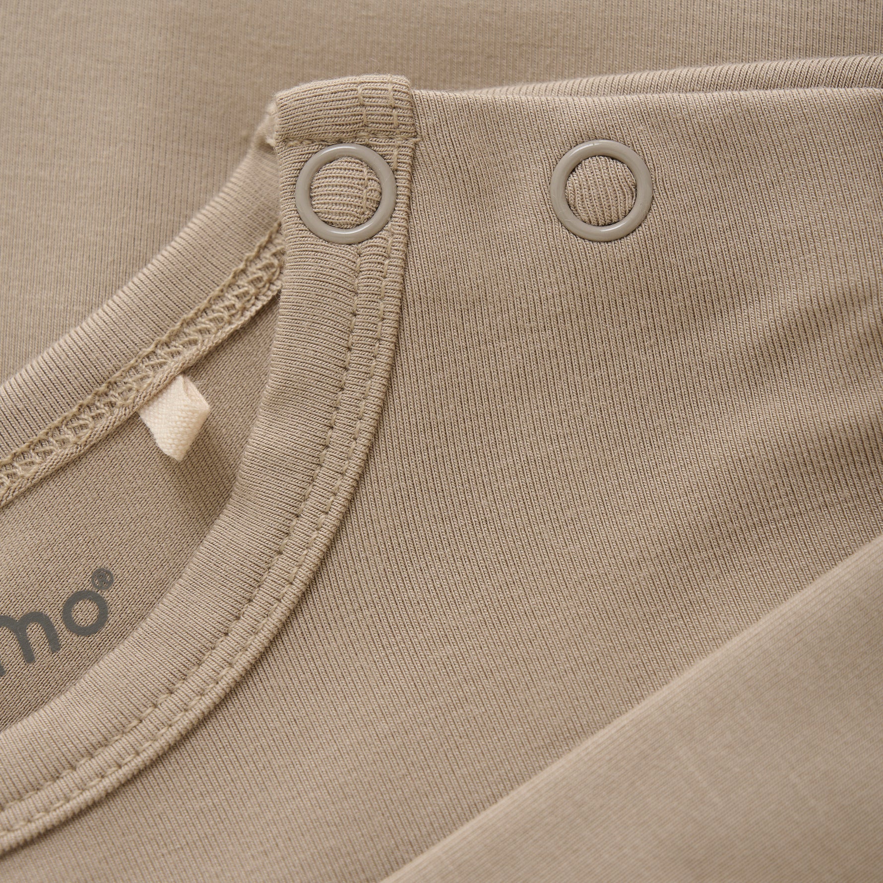 Dieser schlichte Body in Beige von MINYMO überzeugt durch sein zeitloses Design und hochwertige Verarbeitung.