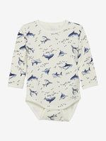 Der langärmlige Hai-Body von MNYMO überzeugt mit seinem einzigartigen Design und sorgt für einen auffälligen Look.