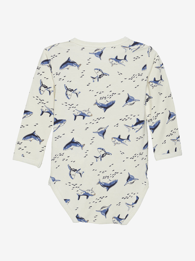 Der langärmlige Hai-Body von MNYMO überzeugt mit seinem einzigartigen Design und sorgt für einen auffälligen Look.
