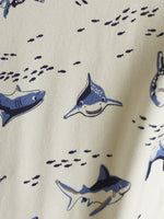 Der langärmlige Hai-Body von MNYMO überzeugt mit seinem einzigartigen Design und sorgt für einen auffälligen Look.