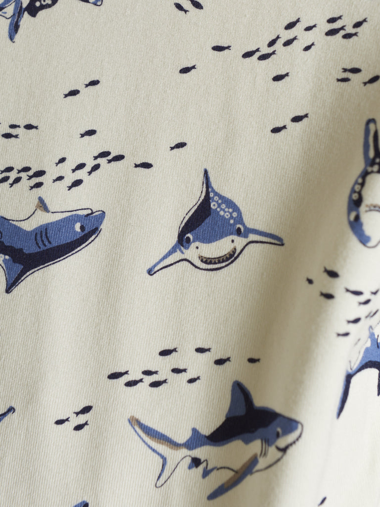 Der langärmlige Hai-Body von MNYMO überzeugt mit seinem einzigartigen Design und sorgt für einen auffälligen Look.