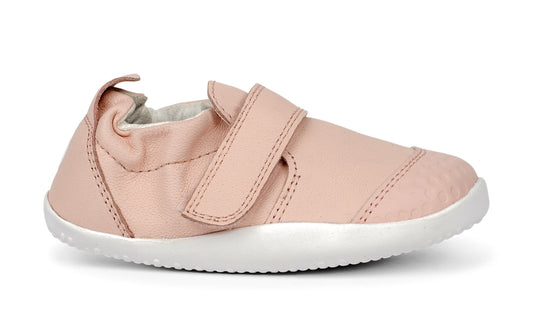 Diese Schuhe von BOBUX verbinden hochwertiges Design mit funktionaler Kinderschuhtechnologie. Die Schuhe sind speziell entwickelt, um wachsende Kinderfüße optimal zu unterstützen und bieten dabei hohe Atmungsaktivität sowie flexible Laufsohlen für natürlichen Bewegungsablauf. Mit robusten Materialien und sorgfältiger Verarbeitung garantieren sie Komfort und Langlebigkeit im Alltag. Ideal für Kinder, die draußen aktiv sind und dabei auf sichere, gesunde Schuhwerk setzen.