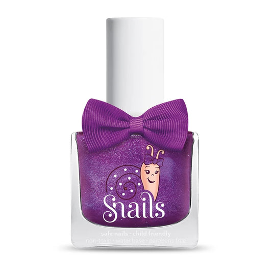 Snails Kindernagellacke sind die ersten wasserbasierenden und abwaschbaren Nagellacke dieser Art. Sie sind dank einer speziellen Formel 100% sicher und ohne Parfüm, Parabene oder andere schädliche Substanzen produziert. Somit macht es Snails zu einem der sichersten Nagellacke auf dem Weltmarkt. Die niedliche Schleife an dem Fläschchen kann auch als Fingerring getragen werden. Alle Nagellacke werden in Europa hergestellt