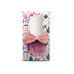 Snails Kindernagellacke sind die ersten wasserbasierenden und abwaschbaren Nagellacke dieser Art. Sie sind dank einer speziellen Formel 100% sicher und ohne Parfüm, Parabene oder andere schädliche Substanzen produziert. Somit macht es Snails zu einem der sichersten Nagellacke auf dem Weltmarkt. Die niedliche Schleife an dem Fläschchen kann auch als Fingerring getragen werden. Alle Nagellacke werden in Europa hergestellt.