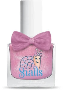Snails Kindernagellacke sind die ersten wasserbasierenden und abwaschbaren Nagellacke dieser Art. Sie sind dank einer speziellen Formel 100% sicher und ohne Parfüm, Parabene oder andere schädliche Substanzen produziert. Somit macht es Snails zu einem der sichersten Nagellacke auf dem Weltmarkt. Die niedliche Schleife an dem Fläschchen kann auch als Fingerring getragen werden. Alle Nagellacke werden in Europa hergestellt.