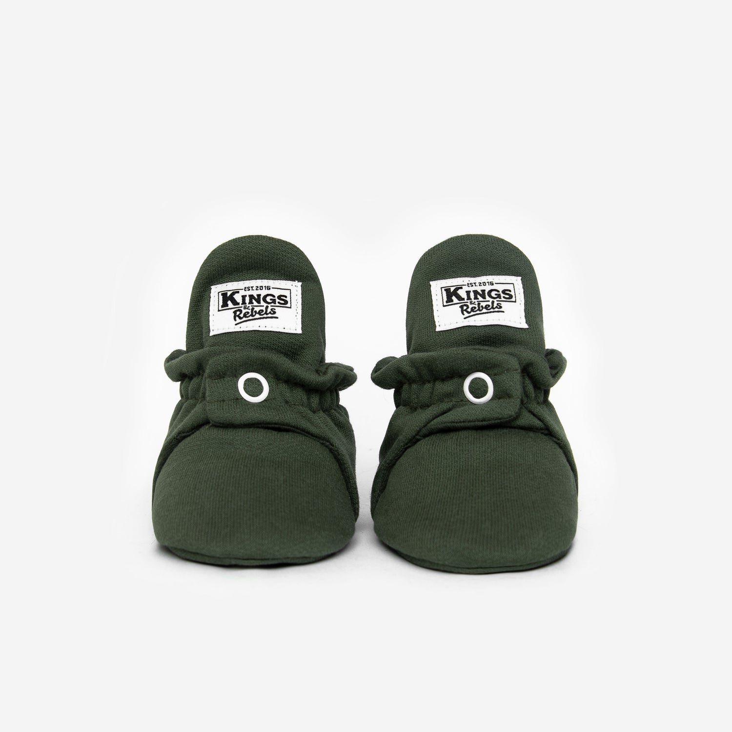 Die Kings &amp; Rebels Baby Booties wurden mit einem einfachen und praktischen Druckknopf- Verschluss entworfen, was das Anziehen von strampelnden Babys in wenigen Sekunden ermöglicht.

Der komplett um die Ferse verlaufende und über dem Knöchel sitzende, integrierte Gummizug verhindert auch bei sehr aktiven Babys das Herunterrutschen des Booties.

Alle Modelle der ´Cotton Classic´ und ´Cotton Gripper´ Linie sind aus haut- und umweltfreundlicher Baumwolle gefertigt, was für hohen Tragekomfort auch bei frühli