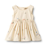 Elegantes Kleid WHEAT mit charmanten Blumenmuster – perfekt für jeden Anlass. Das vielseitige Design passt zu Freizeit, Büro und besonderen Ereignissen gleichermaßen. Aus 100% Bio-Baumwolle gefertigt, bietet es höchsten Tragekomfort und Atmungsaktivität. Die hochwertige Verarbeitung garantiert Langlebigkeit und zeitlose Eleganz. Ein Must-have für die moderne Garderobe.