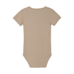 Der bequeme Body in zartem Beige von MINYMO bringt mit seinem schlichten Look spielerische Leichtigkeit in jeden Tag.