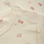 Dieses Body mit Erdbeer-Motiv von MINYMO überzeugt durch sein süßes Design und sorgt für einen charmanten Look.