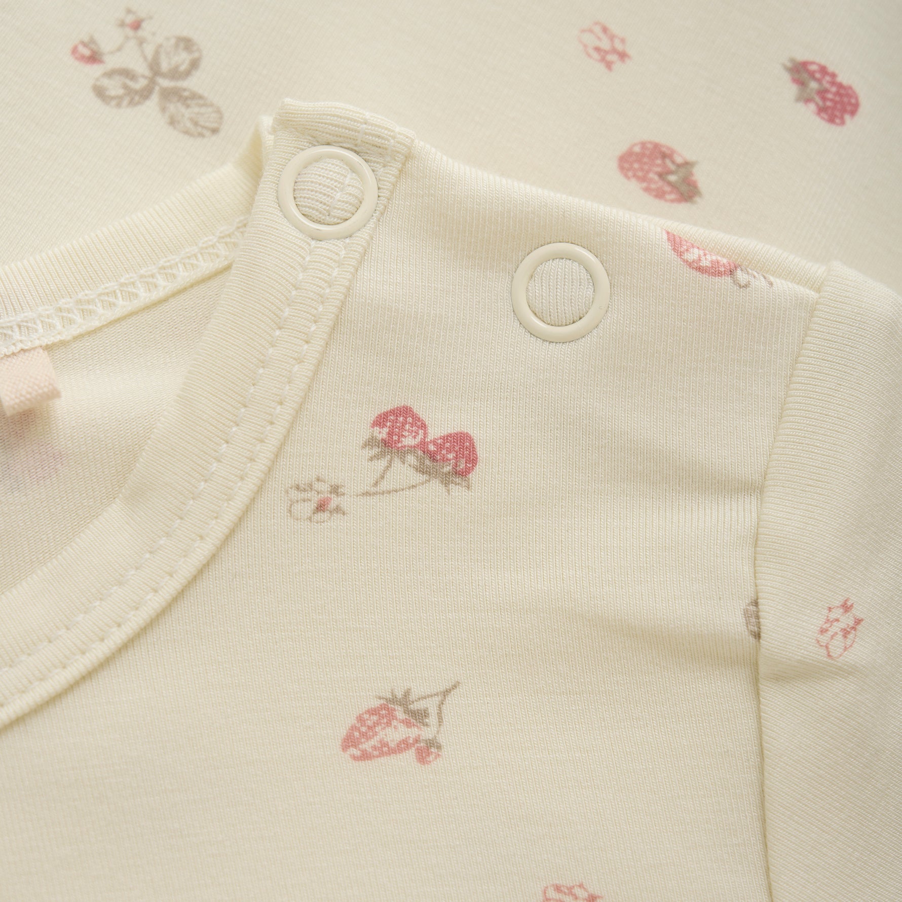 Dieses Body mit Erdbeer-Motiv von MINYMO überzeugt durch sein süßes Design und sorgt für einen charmanten Look.