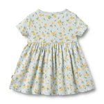Weiches Jersey-Kleid von WHEAT mit charmanten Zitronen-Allover-Print. Das kurzärmelige Nova Kleid besticht durch seinen verspielten Zitronenmuster und bietet maximalen Tragekomfort dank 100% Bio-Baumwolle. Perfekt für warme Tage – leicht, atmungsaktiv und hautfreundlich. Ein zeitloses Lieblingsstück für jeden Sommer.