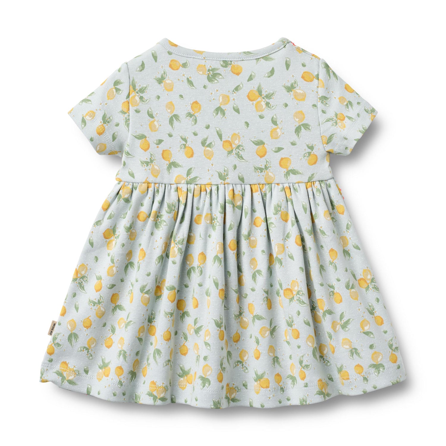 Weiches Jersey-Kleid von WHEAT mit charmanten Zitronen-Allover-Print. Das kurzärmelige Nova Kleid besticht durch seinen verspielten Zitronenmuster und bietet maximalen Tragekomfort dank 100% Bio-Baumwolle. Perfekt für warme Tage – leicht, atmungsaktiv und hautfreundlich. Ein zeitloses Lieblingsstück für jeden Sommer.