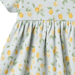 Weiches Jersey-Kleid von WHEAT mit charmanten Zitronen-Allover-Print. Das kurzärmelige Nova Kleid besticht durch seinen verspielten Zitronenmuster und bietet maximalen Tragekomfort dank 100% Bio-Baumwolle. Perfekt für warme Tage – leicht, atmungsaktiv und hautfreundlich. Ein zeitloses Lieblingsstück für jeden Sommer.