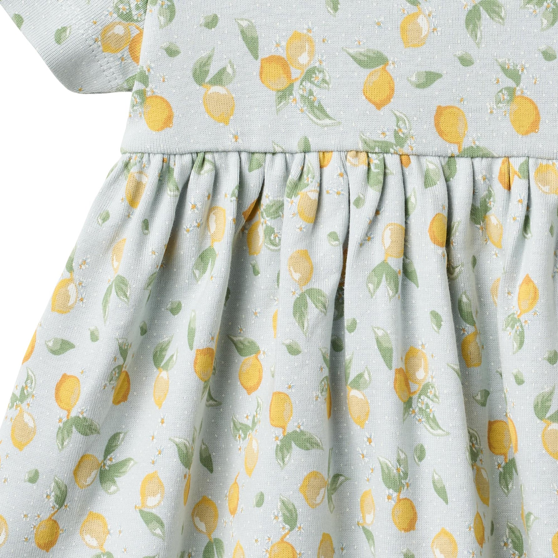 Weiches Jersey-Kleid von WHEAT mit charmanten Zitronen-Allover-Print. Das kurzärmelige Nova Kleid besticht durch seinen verspielten Zitronenmuster und bietet maximalen Tragekomfort dank 100% Bio-Baumwolle. Perfekt für warme Tage – leicht, atmungsaktiv und hautfreundlich. Ein zeitloses Lieblingsstück für jeden Sommer.