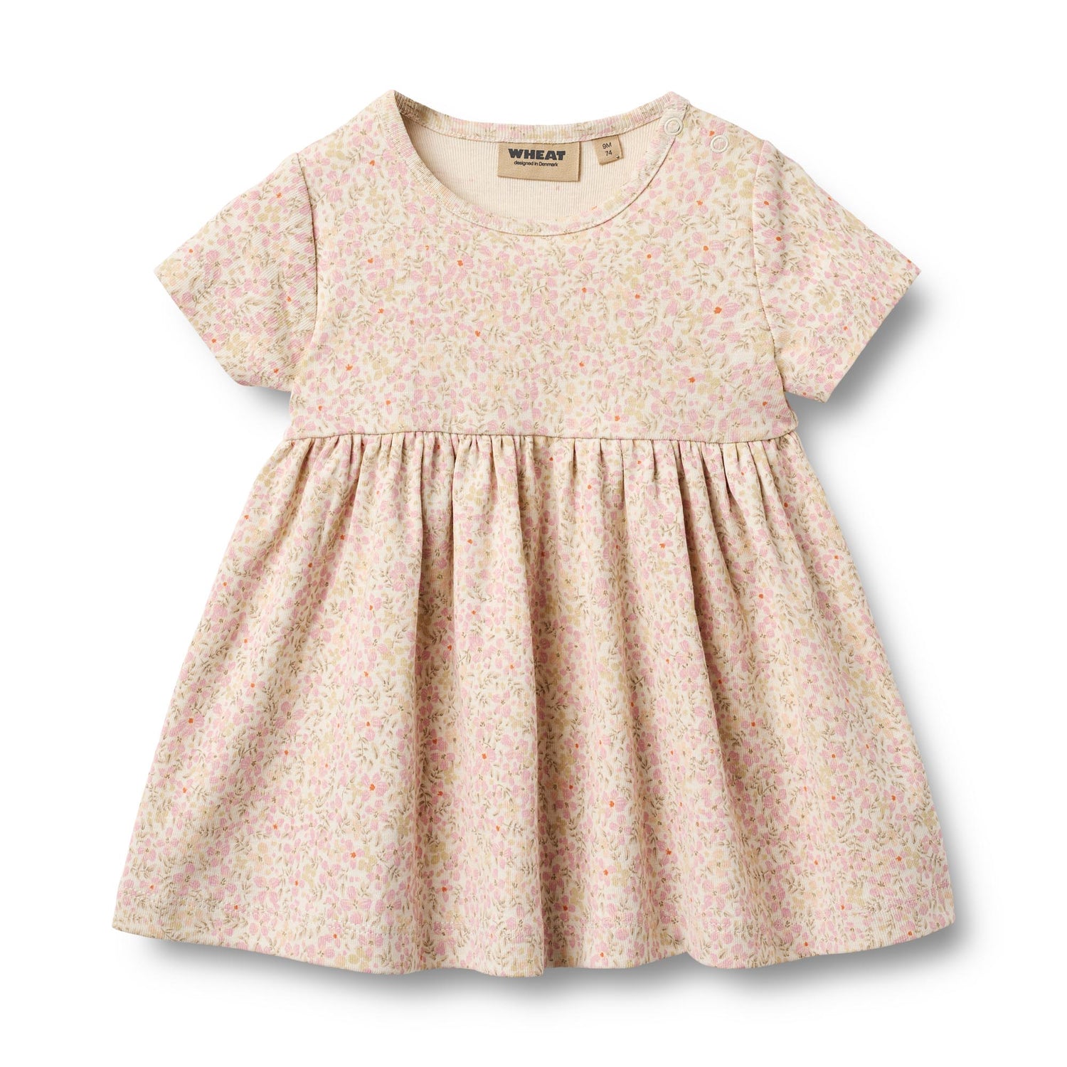 Weiches Jersey-Kleid mit charmanten Blumenmotiven von WHEAT. Das luftige Kurzarm-Design macht es zum perfekten Begleiter für warme Tage. Aus 100% Bio-Baumwolle gefertigt, bietet es höchsten Tragekomfort und Hautfreundlichkeit. Das zeitlose All-Over-Print-Muster verleiht dem Kleid eine verspielte Note, während die schlichte Silhouette vielseitig kombinierbar bleibt. Ideal für Alltag und Freizeit.
