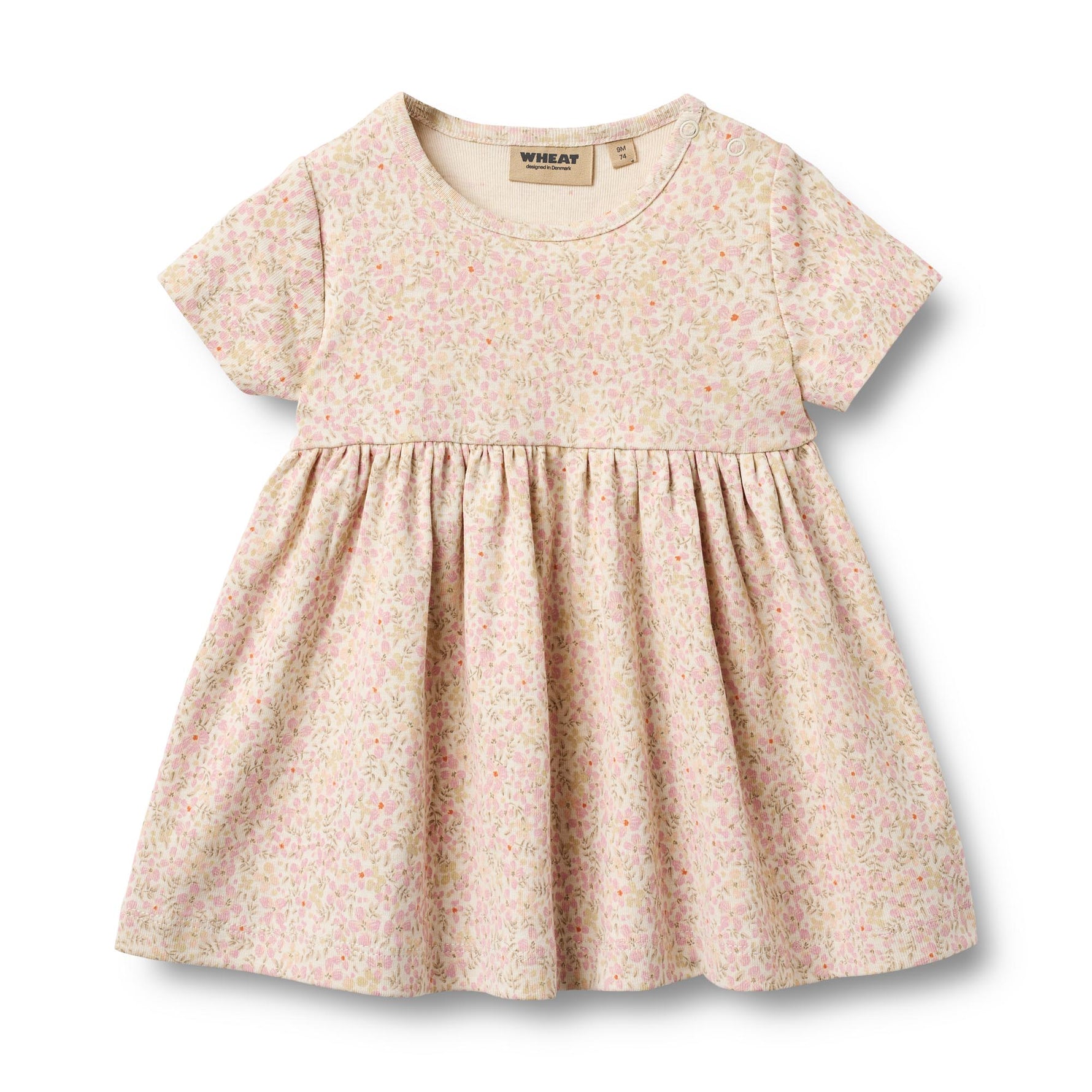 Weiches Jersey-Kleid mit charmanten Blumenmotiven von WHEAT. Das luftige Kurzarm-Design macht es zum perfekten Begleiter für warme Tage. Aus 100% Bio-Baumwolle gefertigt, bietet es höchsten Tragekomfort und Hautfreundlichkeit. Das zeitlose All-Over-Print-Muster verleiht dem Kleid eine verspielte Note, während die schlichte Silhouette vielseitig kombinierbar bleibt. Ideal für Alltag und Freizeit.
