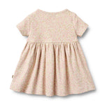 Weiches Jersey-Kleid mit charmanten Blumenmotiven von WHEAT. Das luftige Kurzarm-Design macht es zum perfekten Begleiter für warme Tage. Aus 100% Bio-Baumwolle gefertigt, bietet es höchsten Tragekomfort und Hautfreundlichkeit. Das zeitlose All-Over-Print-Muster verleiht dem Kleid eine verspielte Note, während die schlichte Silhouette vielseitig kombinierbar bleibt. Ideal für Alltag und Freizeit.
