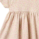 Weiches Jersey-Kleid mit charmanten Blumenmotiven von WHEAT. Das luftige Kurzarm-Design macht es zum perfekten Begleiter für warme Tage. Aus 100% Bio-Baumwolle gefertigt, bietet es höchsten Tragekomfort und Hautfreundlichkeit. Das zeitlose All-Over-Print-Muster verleiht dem Kleid eine verspielte Note, während die schlichte Silhouette vielseitig kombinierbar bleibt. Ideal für Alltag und Freizeit.
