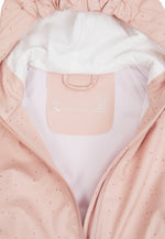 Diese wasserdichte Regenjacke mit Punktmuster überzeugt durch verschweißte Nähte, praktische Taschen und eine gefütterte Kapuze. Ein reflektierendes Herz auf der Rückseite sorgt für zusätzliche Sichtbarkeit. Der Reißverschluss rundet das funktionale Design ab.