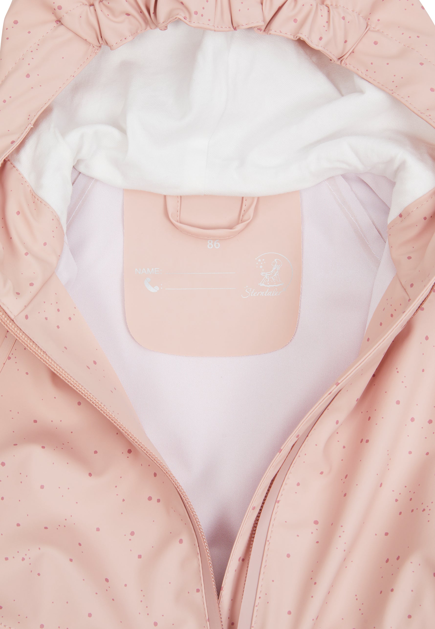 Diese wasserdichte Regenjacke mit Punktmuster überzeugt durch verschweißte Nähte, praktische Taschen und eine gefütterte Kapuze. Ein reflektierendes Herz auf der Rückseite sorgt für zusätzliche Sichtbarkeit. Der Reißverschluss rundet das funktionale Design ab.