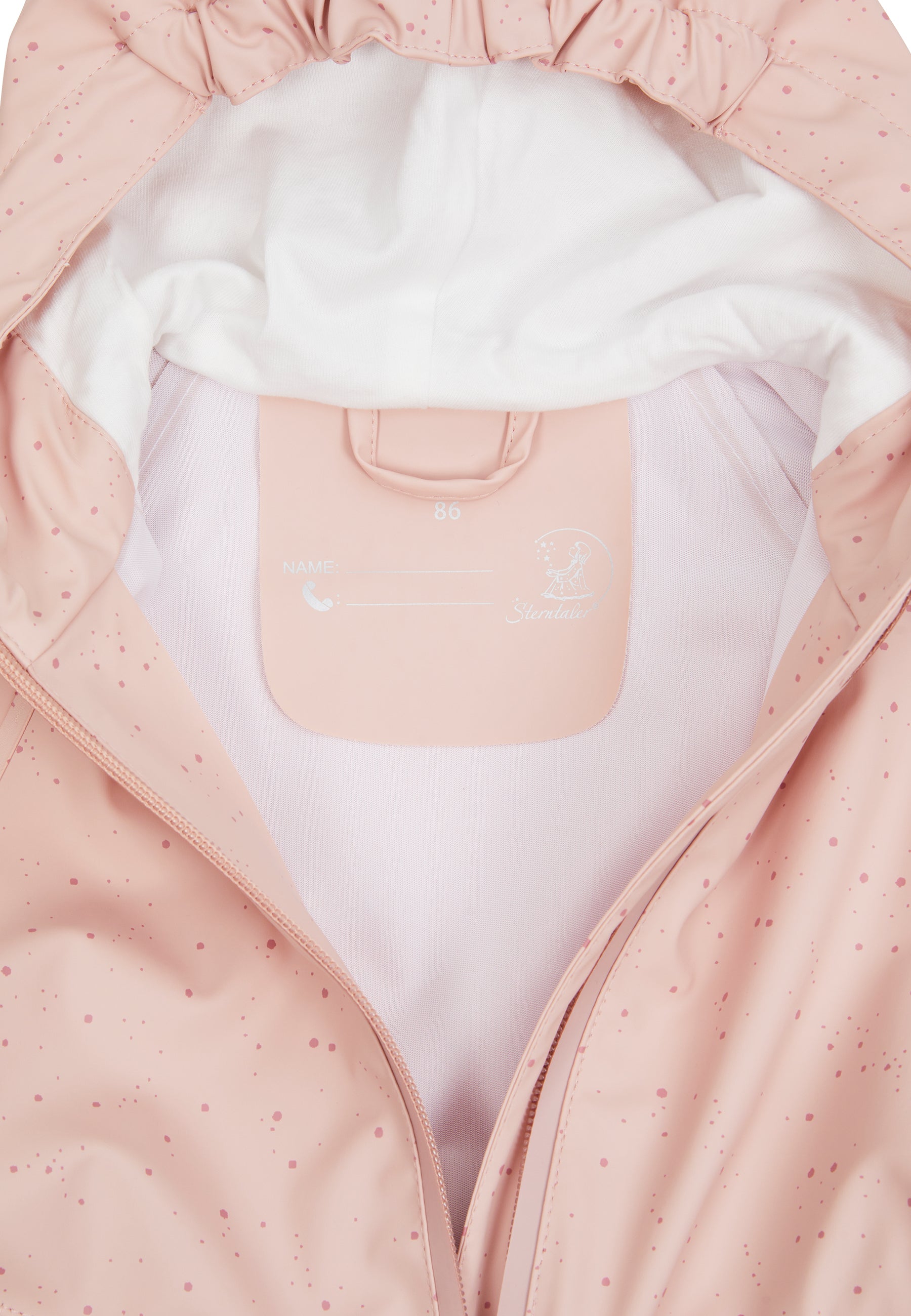 Diese wasserdichte Regenjacke mit Punktmuster überzeugt durch verschweißte Nähte, praktische Taschen und eine gefütterte Kapuze. Ein reflektierendes Herz auf der Rückseite sorgt für zusätzliche Sichtbarkeit. Der Reißverschluss rundet das funktionale Design ab.