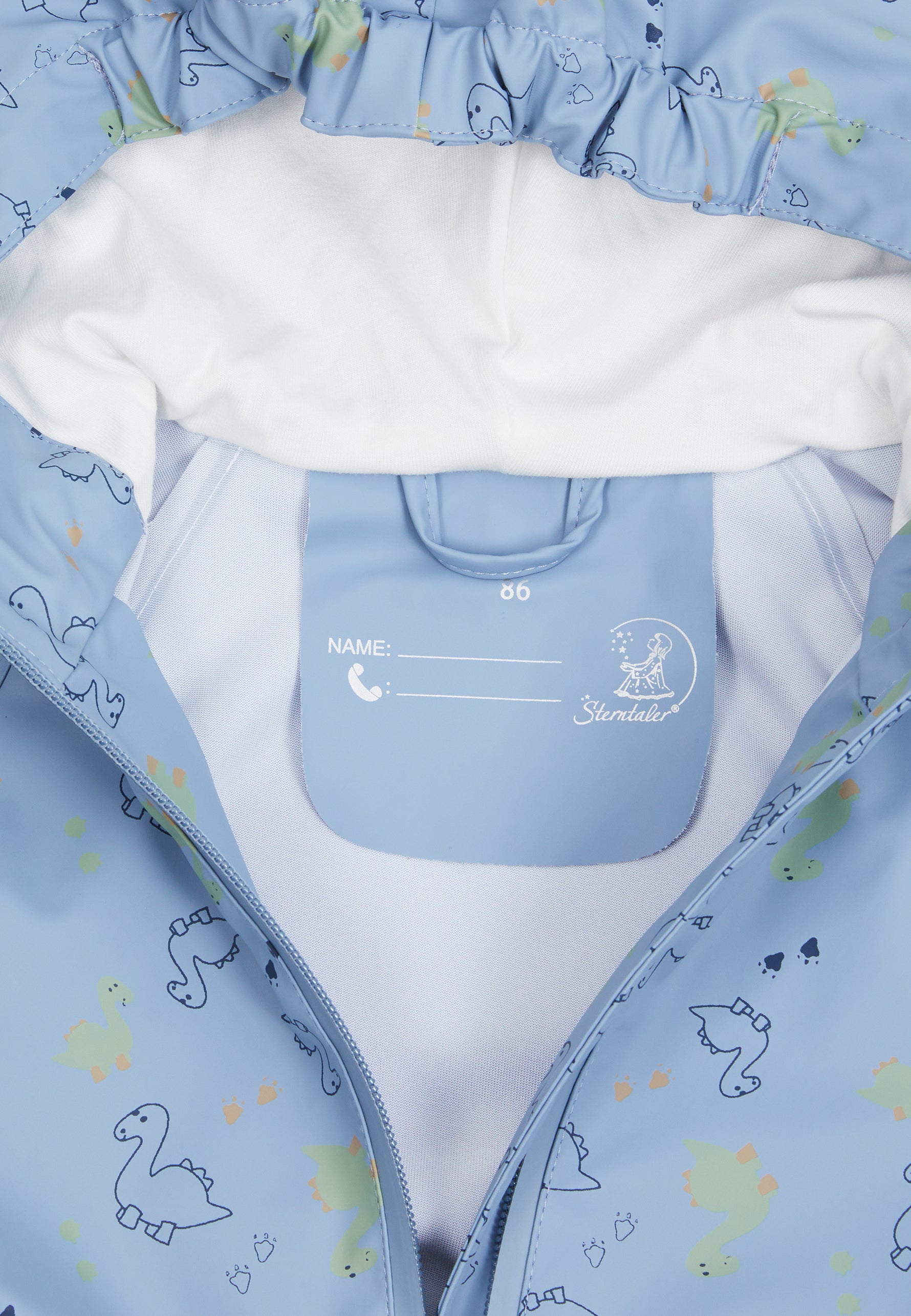 Diese wasserdichte Regenjacke mit Dino-Print schützt zuverlässig vor Nässe. Sie verfügt über verschweißte Nähte, praktische Taschen und eine gefütterte Kapuze. Ein reflektierender Fußabdruck auf dem Rücken sorgt für zusätzliche Sichtbarkeit bei schlechten Lichtverhältnissen. Der Reißverschluss rundet das durchdachte Design ab.