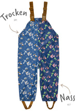 Mit der&nbsp;Farbwechsel Regenhose Baustelle&nbsp;macht Regen gleich doppelt Spaß. Sobald die Hose mit Regen in Berührung kommt, verändern sich die Farben der Baustellenmotive und sorgen für einen spannenden Überraschungseffekt. Gleichzeitig schützt sie zuverlässig vor Nässe und Schmutz.

Trocken bleiben und den Regen neu entdecken

Magischer Farbwechsel:&nbsp;Baustellenmotive verändern bei Regen ihre Farben.
Wasserdicht:&nbsp;Verschweißte Nähte halten zuverlässig trocken.
Optimaler Sitz:&nbsp;Verstellbare 