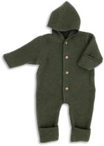 Der Baby-Fleeceoverall von Engel aus 100% Bio-Merinoschurwolle mit Kapuze hält rundum kuschelig warm. Bein- und Armenden lassen sich dank der Umschläge praktisch über die kleinen Hände und Füße stülpen. So ist der Nachwuchs bestens vor der Kälte geschützt. Wenn die Umschläge nicht übergestülpt werden, wächst der Overall wunderbar mit.