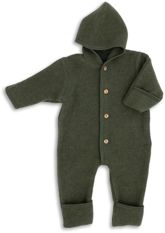 Der Baby-Fleeceoverall von Engel aus 100% Bio-Merinoschurwolle mit Kapuze hält rundum kuschelig warm. Bein- und Armenden lassen sich dank der Umschläge praktisch über die kleinen Hände und Füße stülpen. So ist der Nachwuchs bestens vor der Kälte geschützt. Wenn die Umschläge nicht übergestülpt werden, wächst der Overall wunderbar mit.