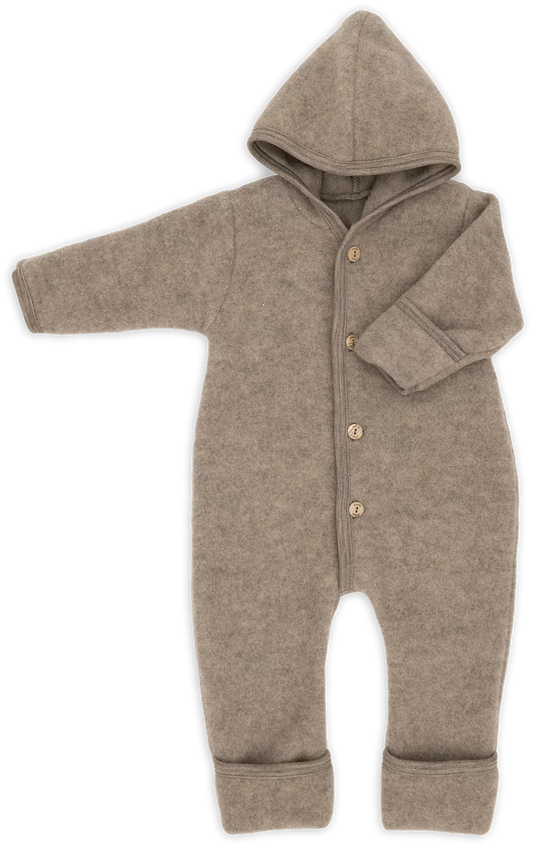 Der Baby-Fleeceoverall von Engel aus 100% Bio-Merinoschurwolle mit Kapuze hält rundum kuschelig warm. Bein- und Armenden lassen sich dank der Umschläge praktisch über die kleinen Hände und Füße stülpen. So ist der Nachwuchs bestens vor der Kälte geschützt. Wenn die Umschläge nicht übergestülpt werden, wächst der Overall wunderbar mit.