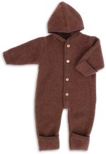 Der Baby-Fleeceoverall von Engel aus 100% Bio-Merinoschurwolle mit Kapuze hält rundum kuschelig warm. Bein- und Armenden lassen sich dank der Umschläge praktisch über die kleinen Hände und Füße stülpen. So ist der Nachwuchs bestens vor der Kälte geschützt. Wenn die Umschläge nicht übergestülpt werden, wächst der Overall wunderbar mit.