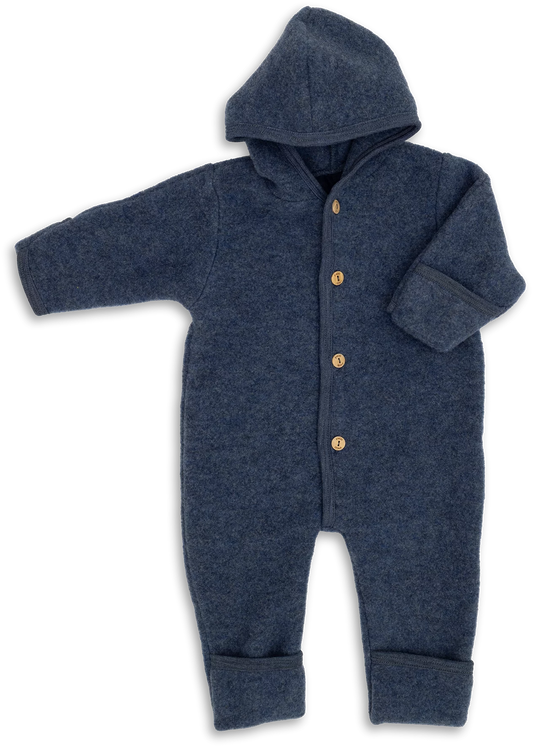 Der Baby-Fleeceoverall von Engel aus 100% Bio-Merinoschurwolle mit Kapuze hält rundum kuschelig warm. Bein- und Armenden lassen sich dank der Umschläge praktisch über die kleinen Hände und Füße stülpen. So ist der Nachwuchs bestens vor der Kälte geschützt. Wenn die Umschläge nicht übergestülpt werden, wächst der Overall wunderbar mit.
