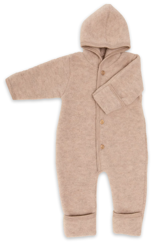 Der Baby-Fleeceoverall von Engel aus 100% Bio-Merinoschurwolle mit Kapuze hält rundum kuschelig warm. Bein- und Armenden lassen sich dank der Umschläge praktisch über die kleinen Hände und Füße stülpen. So ist der Nachwuchs bestens vor der Kälte geschützt. Wenn die Umschläge nicht übergestülpt werden, wächst der Overall wunderbar mit.