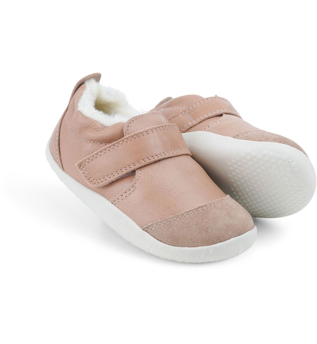 Diese Schuhe von BOBUX verbinden hochwertiges Design mit funktionaler Kinderschuhtechnologie. Die Schuhe sind speziell entwickelt, um wachsende Kinderfüße optimal zu unterstützen und bieten dabei hohe Atmungsaktivität sowie flexible Laufsohlen für natürlichen Bewegungsablauf. Mit robusten Materialien und sorgfältiger Verarbeitung garantieren sie Komfort und Langlebigkeit im Alltag. Ideal für Kinder, die draußen aktiv sind und dabei auf sichere, gesunde Schuhwerk setzen.