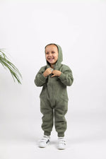 Der Baby-Walk-Overall von Engel aus 100% Bio-Merinoschurwolle hält Ihr Kind warm und gemütlich. Mit Kapuze, Reißverschluss und praktischen Taschen ist er ideal für kalte Tage draußen. Bündchen an Armen und Beinen schützen vor Wind. Schnell an- und ausgezogen – perfekt für kleine Entdecker.