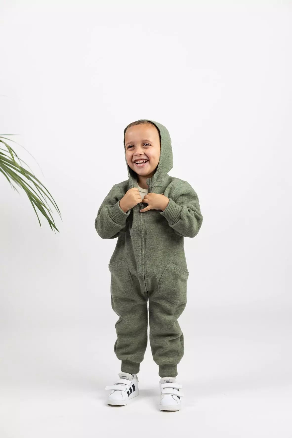 Der Baby-Walk-Overall von Engel aus 100% Bio-Merinoschurwolle hält Ihr Kind warm und gemütlich. Mit Kapuze, Reißverschluss und praktischen Taschen ist er ideal für kalte Tage draußen. Bündchen an Armen und Beinen schützen vor Wind. Schnell an- und ausgezogen – perfekt für kleine Entdecker.