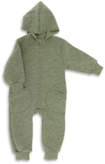 Der Baby-Walk-Overall von Engel aus 100% Bio-Merinoschurwolle hält Ihr Kind warm und gemütlich. Mit Kapuze, Reißverschluss und praktischen Taschen ist er ideal für kalte Tage draußen. Bündchen an Armen und Beinen schützen vor Wind. Schnell an- und ausgezogen – perfekt für kleine Entdecker.