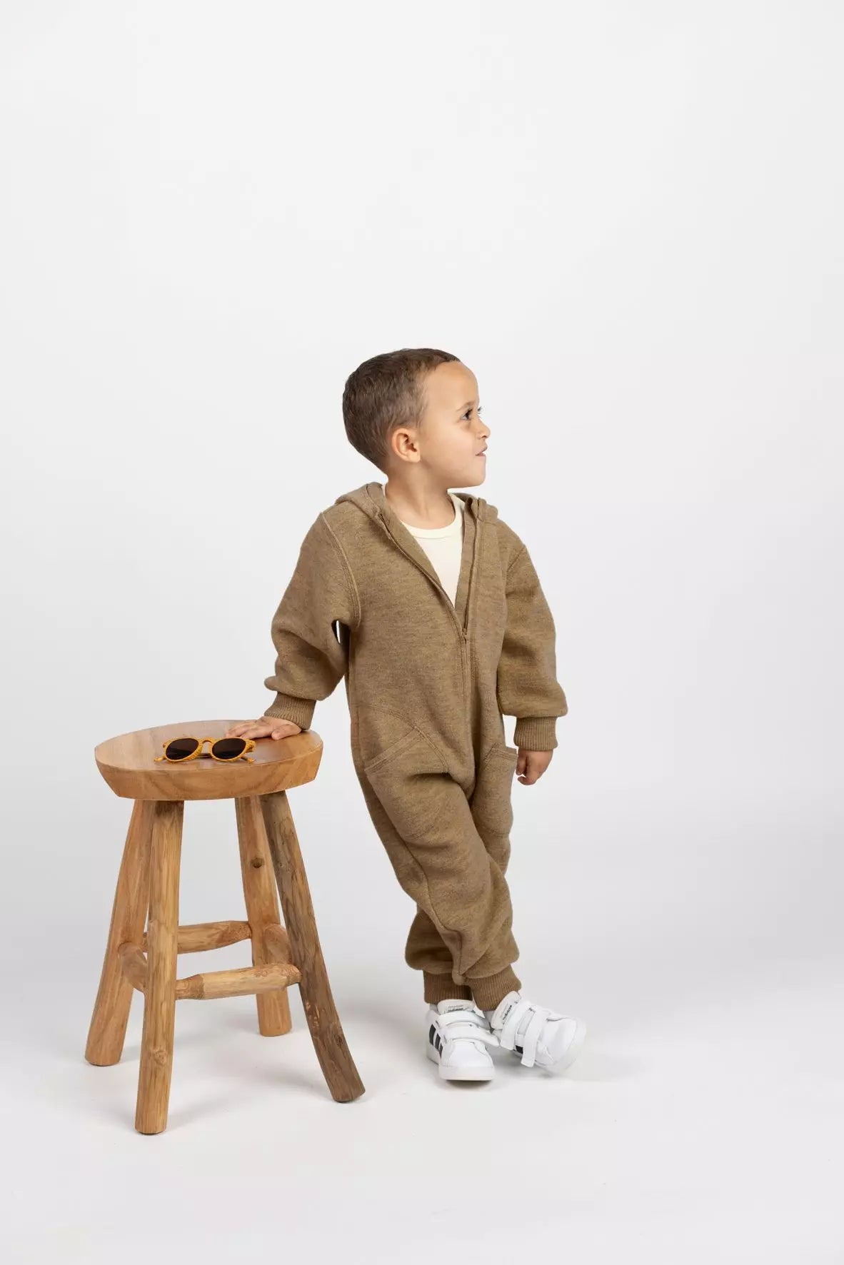 Der Baby-Walk-Overall von Engel aus 100% Bio-Merinoschurwolle hält Ihr Kind warm und gemütlich. Mit Kapuze, Reißverschluss und praktischen Taschen ist er ideal für kalte Tage draußen. Bündchen an Armen und Beinen schützen vor Wind. Schnell an- und ausgezogen – perfekt für kleine Entdecker.
