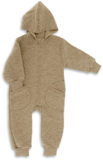 Der Baby-Walk-Overall von Engel aus 100% Bio-Merinoschurwolle hält Ihr Kind warm und gemütlich. Mit Kapuze, Reißverschluss und praktischen Taschen ist er ideal für kalte Tage draußen. Bündchen an Armen und Beinen schützen vor Wind. Schnell an- und ausgezogen – perfekt für kleine Entdecker.